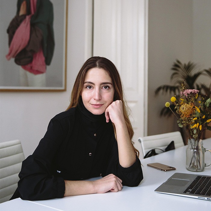Find an analyst woman at desk